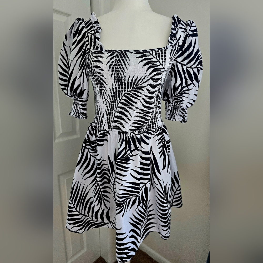 Black and White Fit and Flare Tropical Puff Sleeve Dress Sz. L